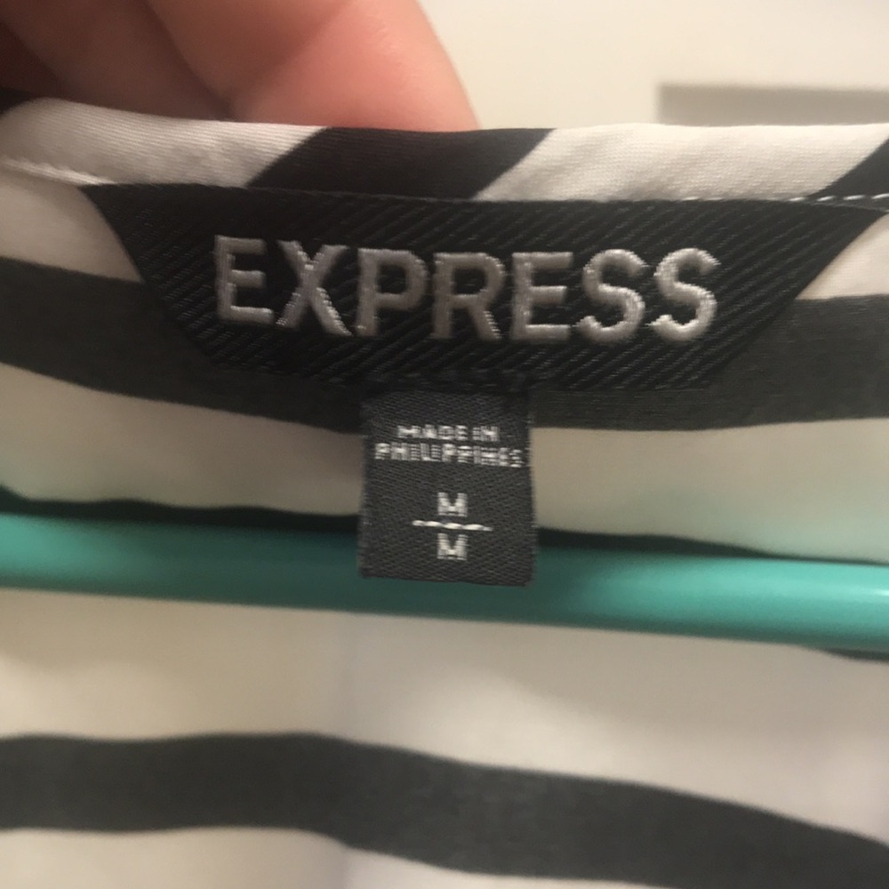 3 for $15 🦋🦋 Express short sleeve black and white stripe blouse - Picture 7 of 8